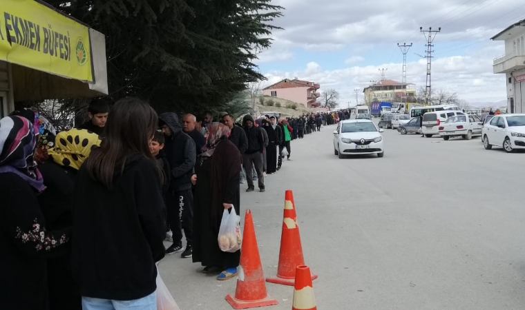 Depremin vurduğu Malatya'da metrelerce ekmek kuyruğu oluştu!