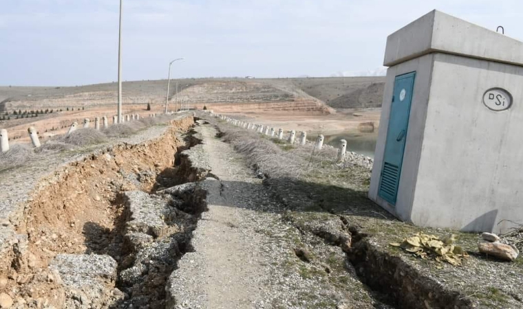 Gövde aksında derin çatlaklar oluştu! Tahliye ediliyor