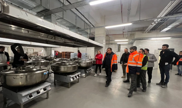 Gürkan: Günlük 100 bin kişilik yemek yapılıyor