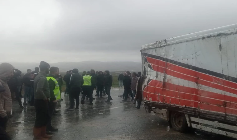 Kayseri - Malatya karayolunda tırla kamyonet çarpıştı: 1 ölü