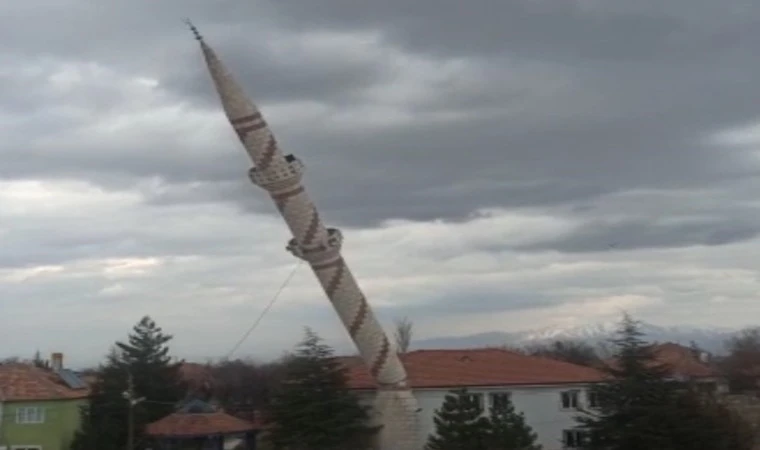 Malatya Akçadağ'daki cami minaresi kontrollü olarak yıkıldı...