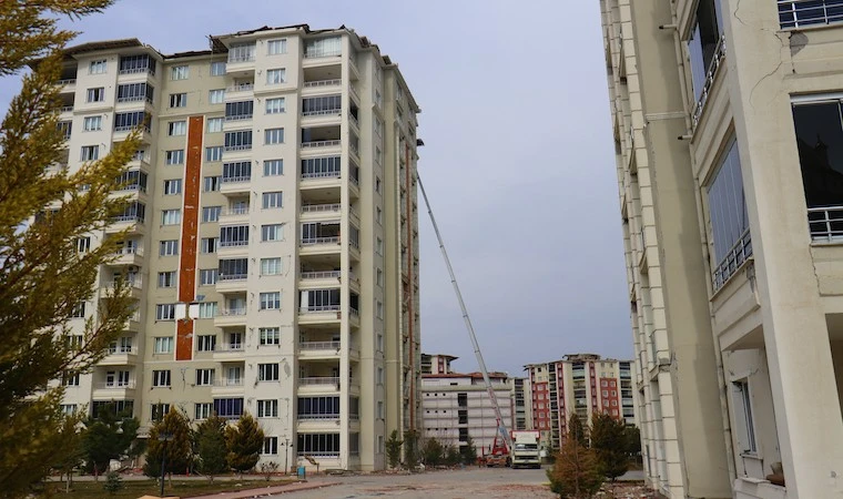 Ölümü göze alıp ağır hasarlı binadan eşyalarını çıkardılar