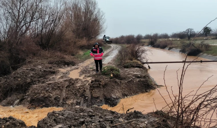 Önce deprem şimdi de sel! Su kanalı patladı