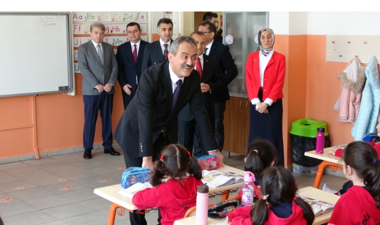 Bakan Özer: "Deprem bölgelerindeki 32 bin 659 öğrencimiz, nakillerini aldığı illerden geri dönüş yaptı"