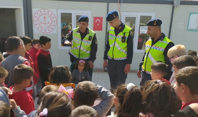 Depremzede çocuklara trafik eğitimi veriliyor