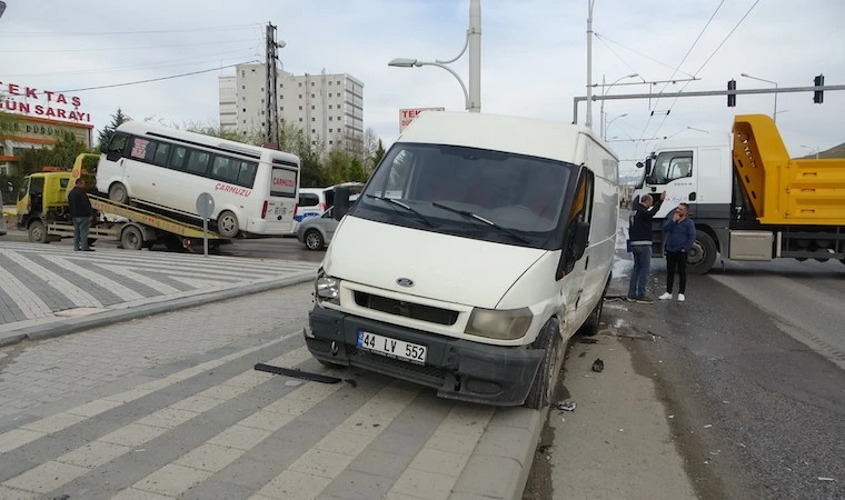 Yimpaş Kavşağı'nda minibüsler çarpıştı