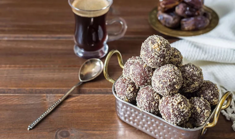 4 malzemeli lezzetli atıştırmalık: Mini Hurma Topları Tarifi