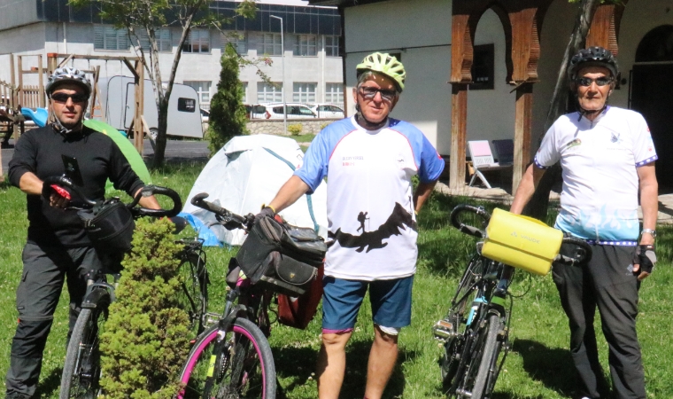 Binlerce kilometre uzaklıktan gelip depremzedelerin yaralarını sardılar
