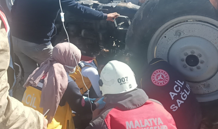 Devrilen traktörün altında kalarak feci şekilde yaralandı!