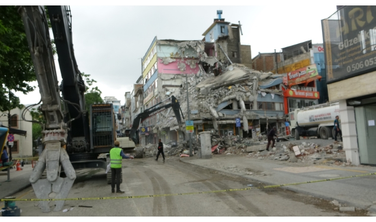 Malatya'da ağır hasarlı binalar tek tek yerle bir oluyor!