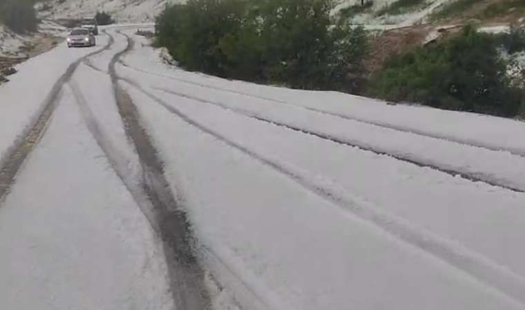 Malatya’da dolu yolları kapattı, çok sayıda araç yolda kaldı