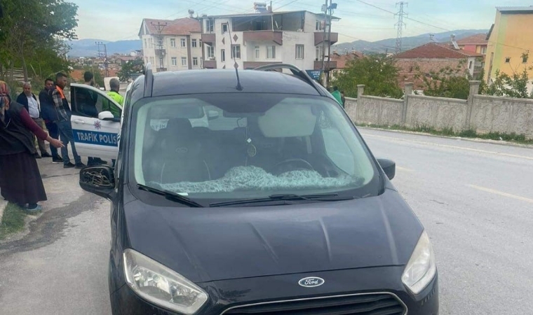 Melekbaba Caddesi üzerinde otomobilin çarptığı yaya yaralandı