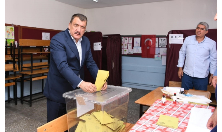 Siyasiler sandık başında oyunu kullandı!