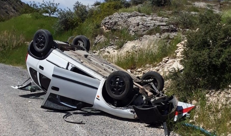 Yazıhan'da otomobil devrilip ters döndü!