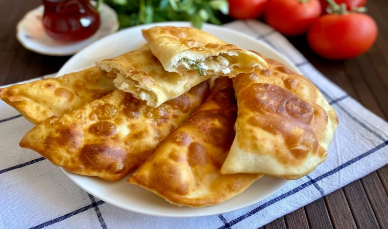 1 bardak süt ile harikalar yaratın! 10 dakikada hazır üstelik mayasız! Peynirli Puf Böreği Tarifi