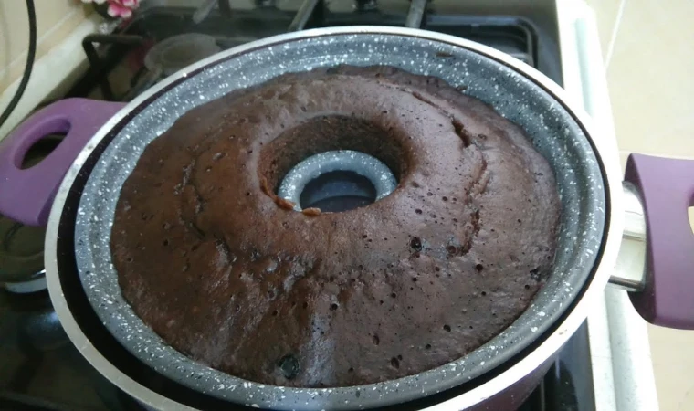 15 dakikada hazır: Fırınsız kek yapmak isteyenleri buraya alalım! Tencerede Kakaolu Kek Tarifi
