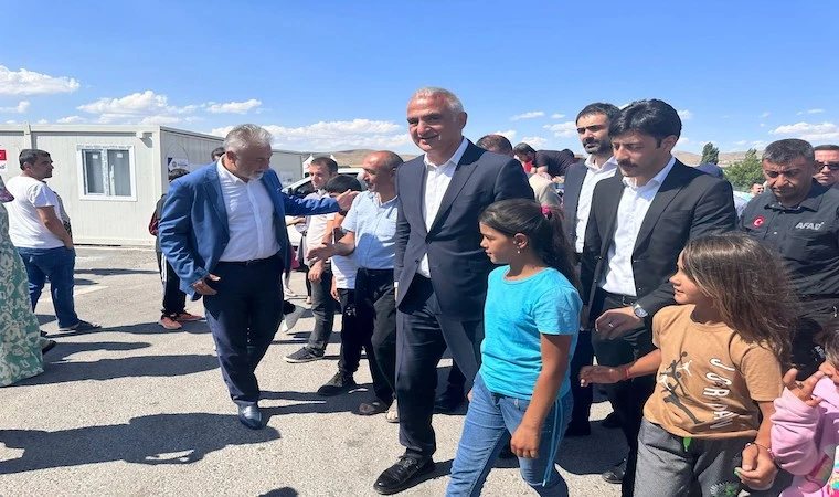 Bakan Ersoy, konteyner kentteki depremzedelerle bayramlaştı