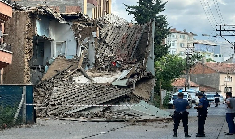 Battalgazi'deki hasarlı kerpiç evde göçük!..