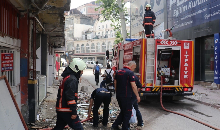 Deprem bölgesi Malatya'daki ağır hasarlı binada korkunç yangın!