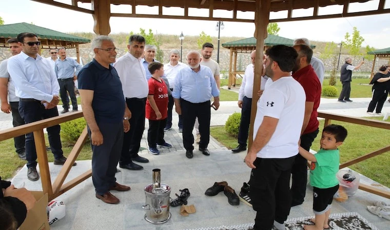 İlimizin yeniden inşasını yaparken projelerimizi sürdüreceğiz