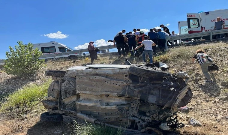 Şarampole uçan araçtaki 3 kişi yaralandı