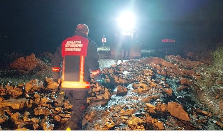 Selin sürüklediği kayalar yolları kapattı!..