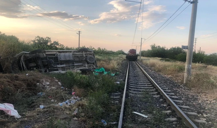 Yük treni, minibüse çarptı: 2 yaralı