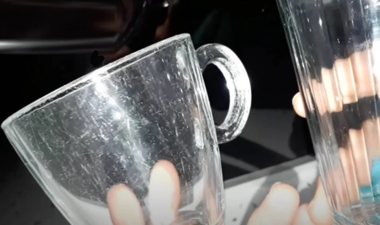 Bardakları elmas gibi parlatan yöntem! Ovalamaya gerek kalmıyor. Bir çay kaşığı yetiyor