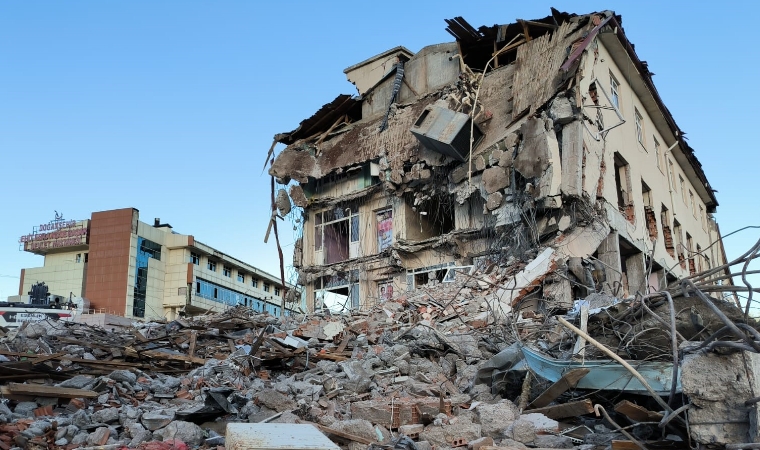 Doğanşehir'de, 142 kişinin hayatını kaybettiği bina, yıkılıyor!
