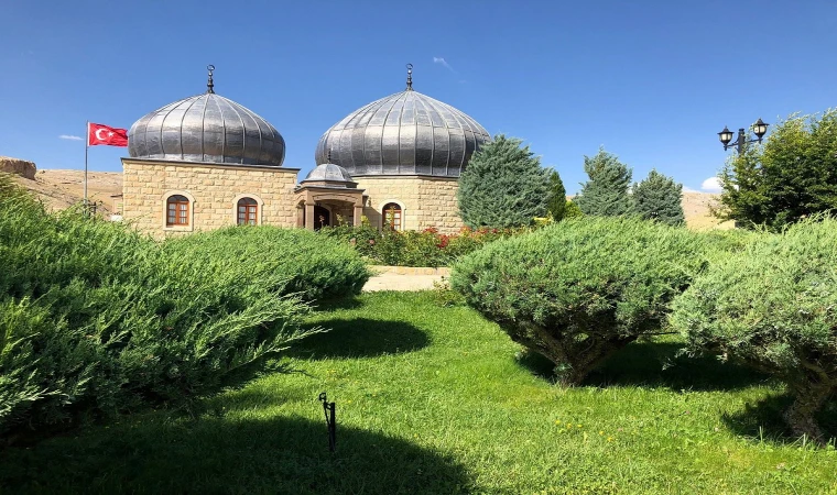 Malatya Darende'de Hasan Gazi Türbesi ve Şehitlik Anıtı Ziyaretçilerini Tarihle Buluşturuyor