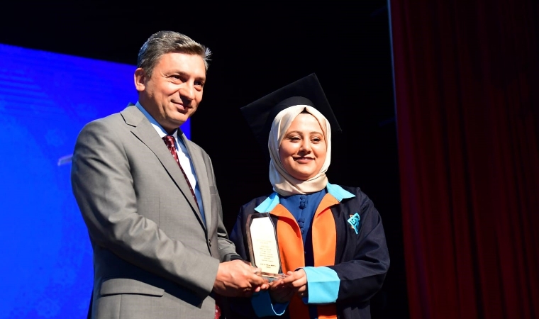 Malatya Turgut Özal Üniversitesi’nde yüzlere öğrenci kep fırlattı!