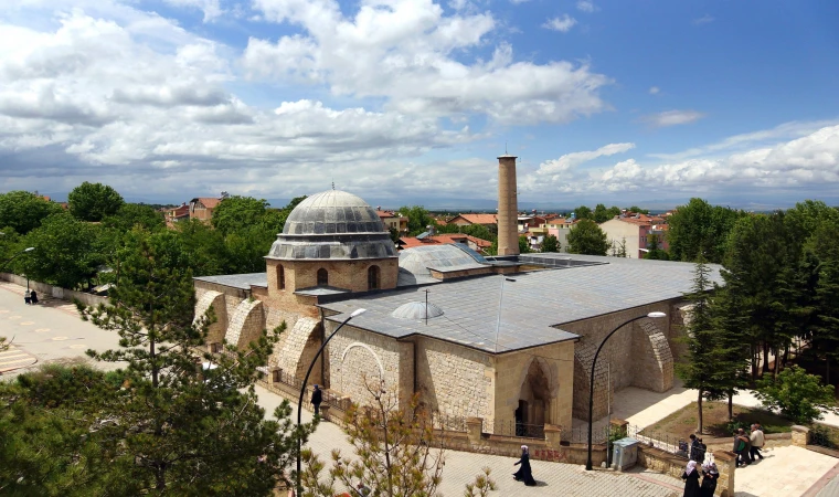 Malatya'nın Tarihi ve Kültürel Bir Hazinesi: Selçuklu Dönemine Ait Önemli Bir Camii Olan Battalgazi Ulu Camii, Ziyaretçilerini Kendine Hayran Bırakıyor