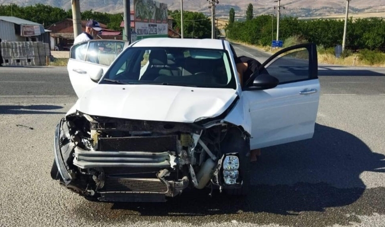 Pütürge yol ayrımı mevkiinde feci kaza!