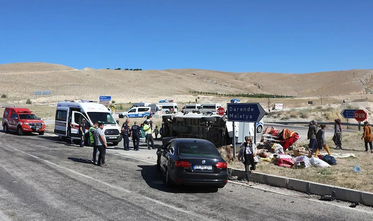 Tarım işçilerini taşıyan araç kaza yaptı: 9 yaralı