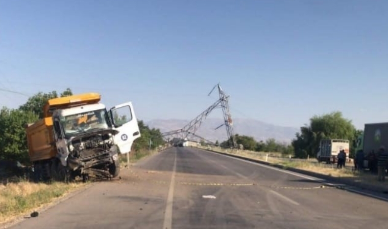 Yola devrilen yüksek gerilim hattı direği trafiği birbirine kattı!