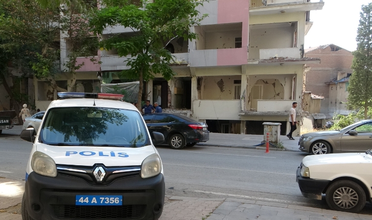 Ağır hasarlı binada çalışan Ahmet Abinikli vefat etti!