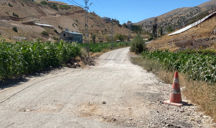 Depremde hasar alıp onarılmayan yol tehlike saçıyor!