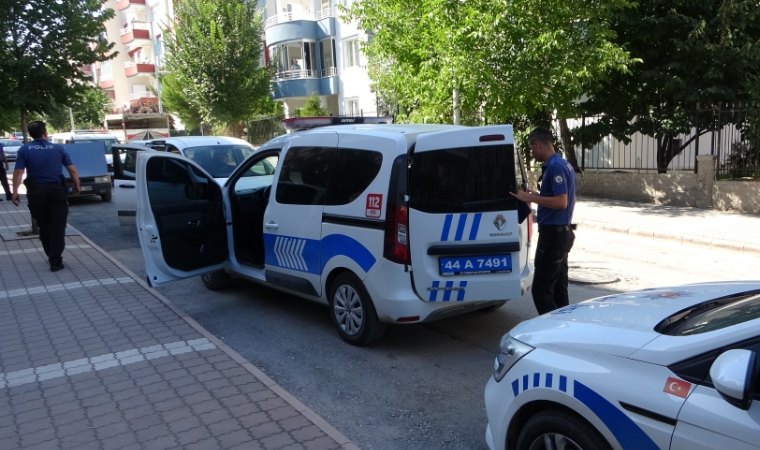 Ehliyetsiz sürücü hacizli araçla polisten kaçınca...