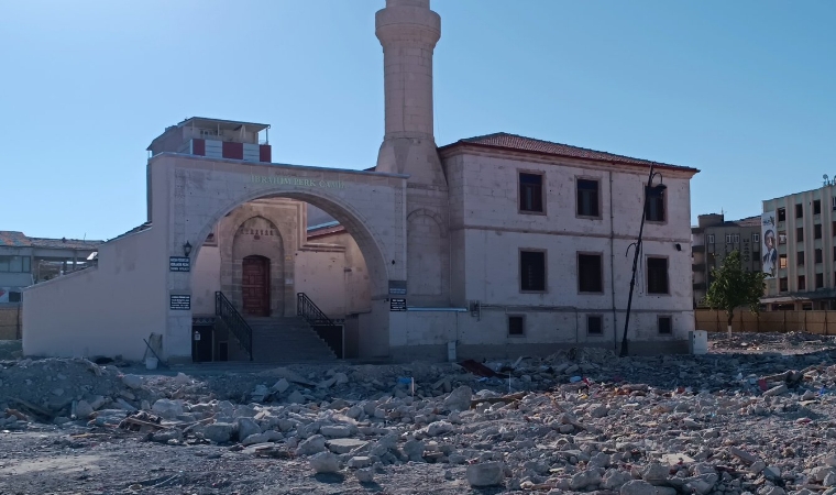 Enkaz yığınları arasında bu kadar güzel olmayı başardı!
