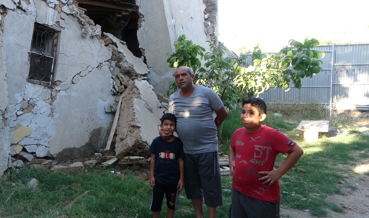 Malatya'da depremde göçük meydana gelen ev korkutuyor!