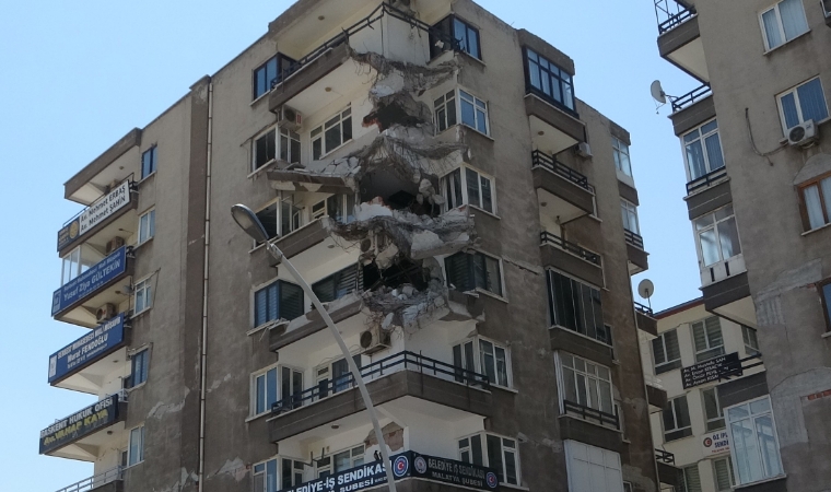 Yanlışlıkla yıkılan binanın molozları korkutuyor!