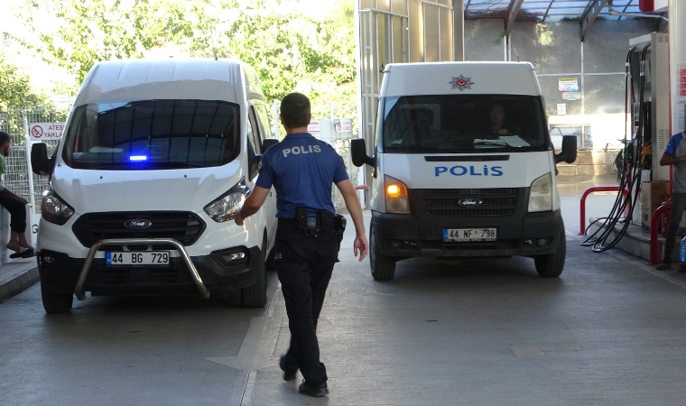 Yeşilyurt ilçesi Mıhlıdut Caddesi'nde kanlı kavga!