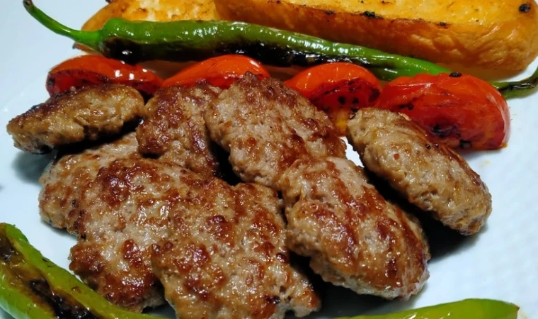 42 yıllık köfteci, köfteye lezzet katan sırrını açıkladı! Asla köfte sönmüyor...