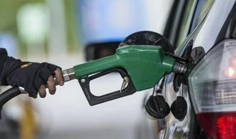 Benzine indirim yolda! Gece yarısından itibaren geçerli