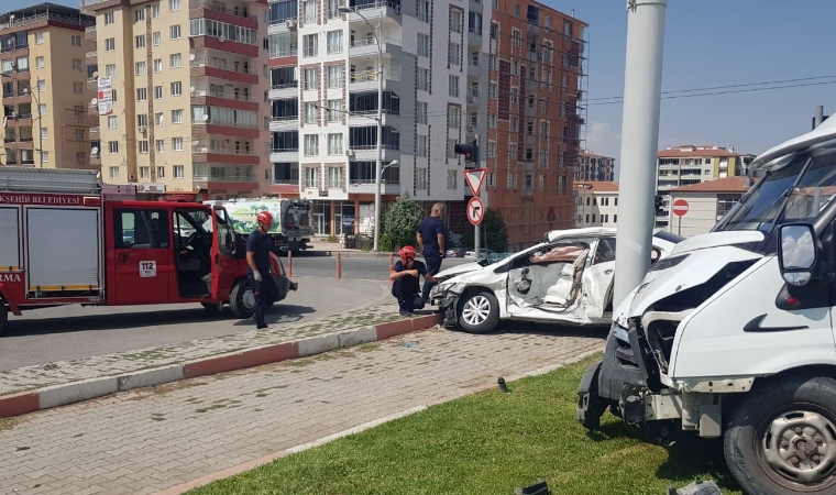 Çöşnük kavşağında otomobil ile minibüs çarpıştı: 2 yaralı