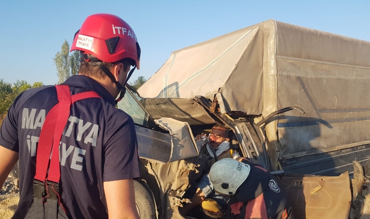 Deprem bölgesi Malatya'da, yol çalışması yapılan bölgeye giren araç devrildi!