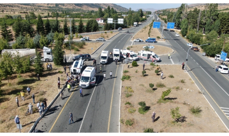 Elazığ-Malatya karayolunda tur minibüsü otobüse çarptı: 18 yaralı