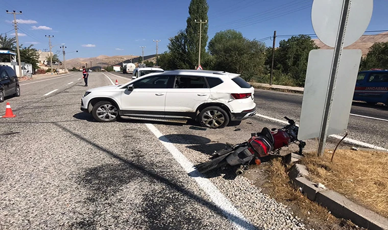 Erkenek'te, otomobille motosiklet çarpıştı!..