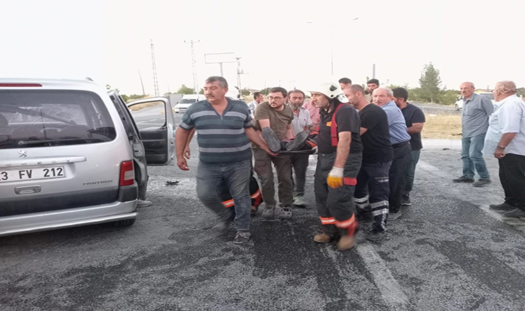 Hafif ticari araçla otomobil çarpıştı: 5 yaralı