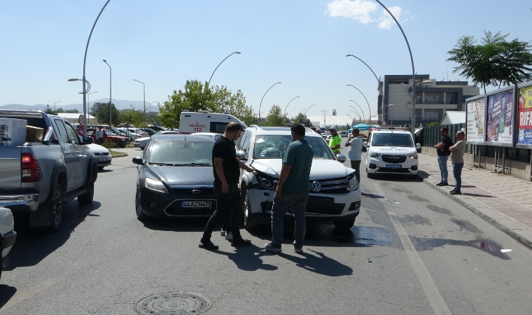 İnönü Mahallesi’nde iki araç birbirine girdi!